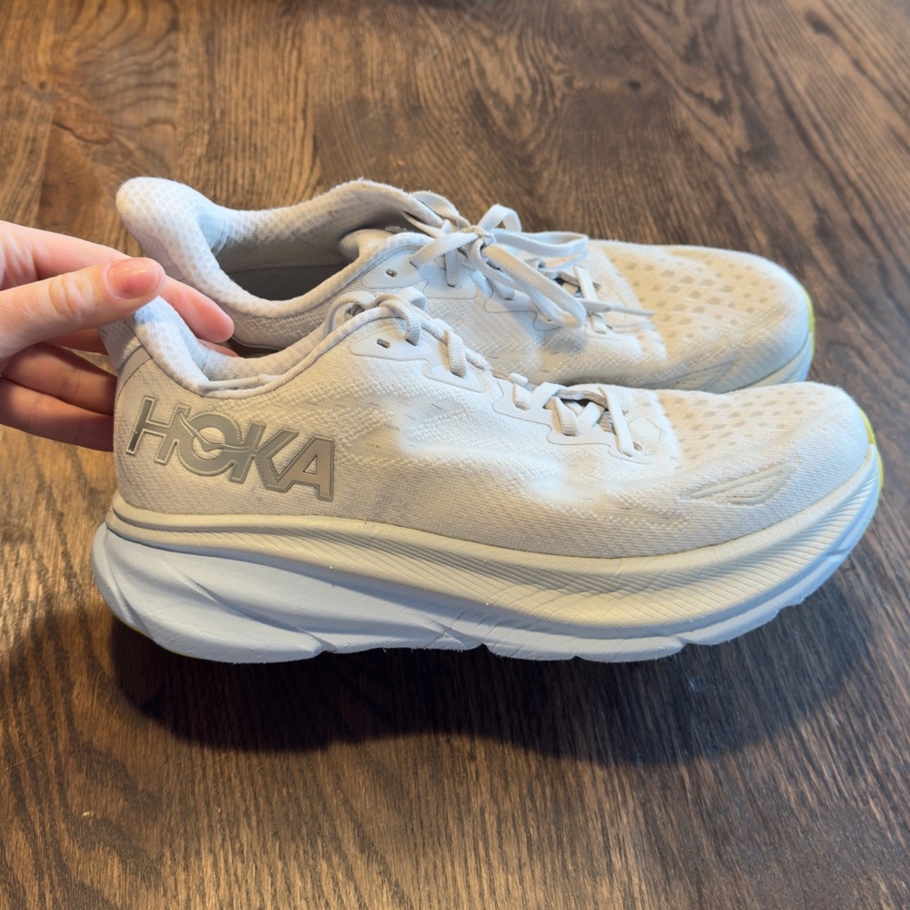 Women’s White Hoka Clifton 9s Size 9